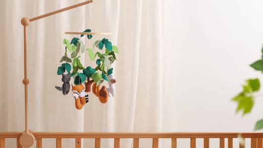 Mobile pour bébé : un outil d’éveil sensoriel au-delà de la décoration !